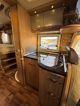 Husbil-integrerad Hymer B 678 ED-S 3.0 177HK AUT,  Långbädd & hyttsäng! ALDE! 7 av 21