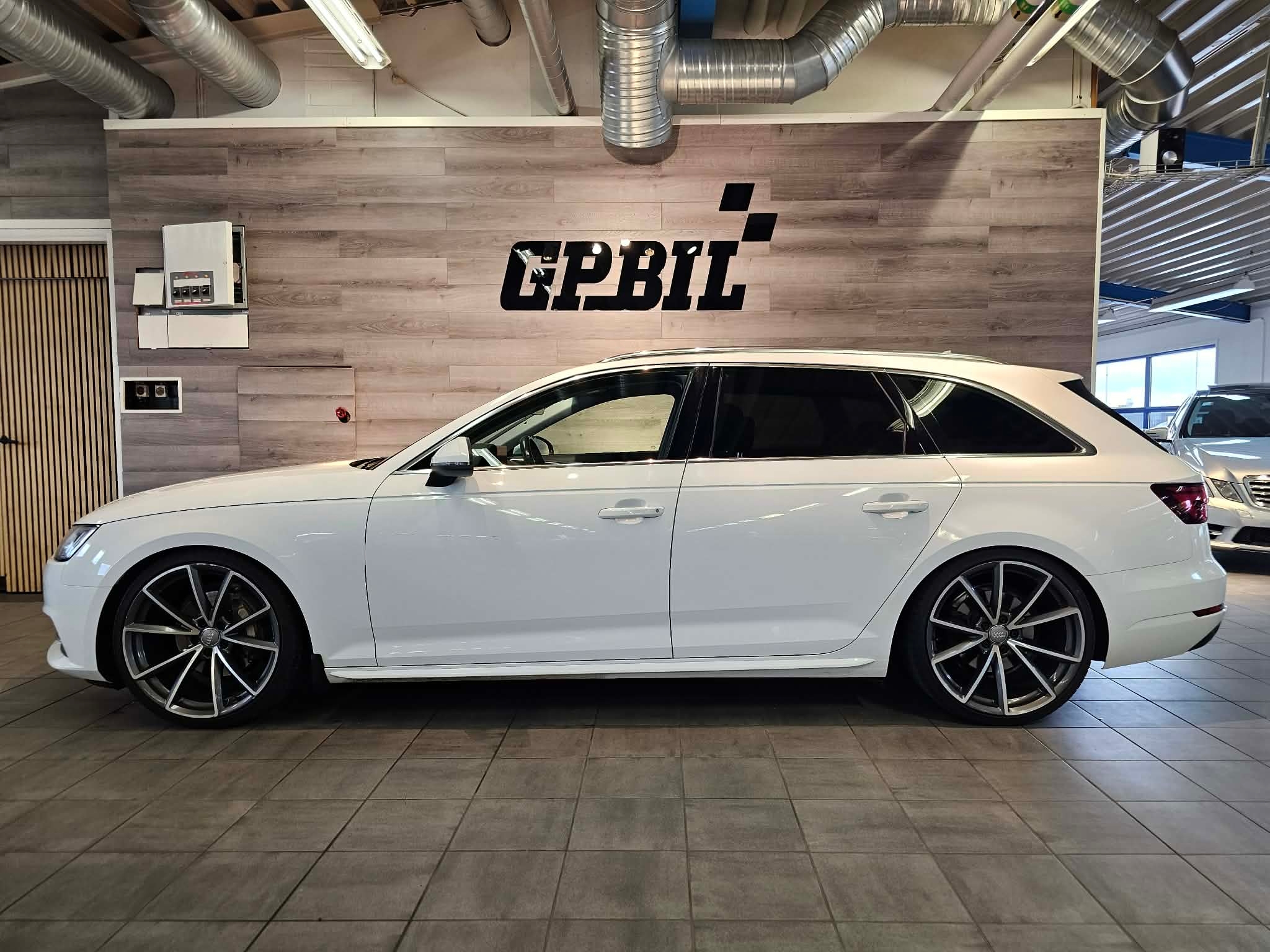 Audi A4 Avant 2.0 TDI quattro S Tronic 2018, bild 2/51