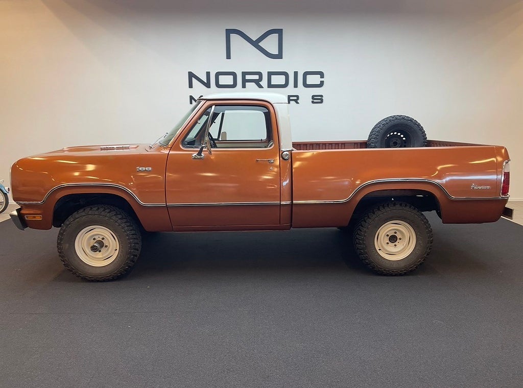 Dodge W100 Powerwagon Adventurer 4X4/ Fint Originalskick