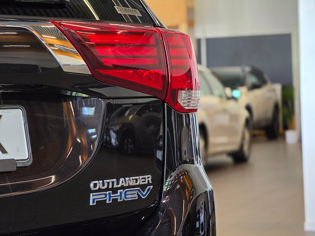 Mitsubishi Outlander PHEV Business / AWD / 360-kamera /  Rattvärme / Skinn