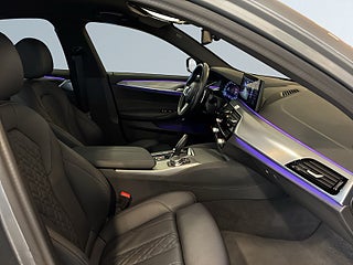 BMW 530e xDrive Sedan M Sport MOMS Drag Pvärme B-kamera S&V-däck – bild 10