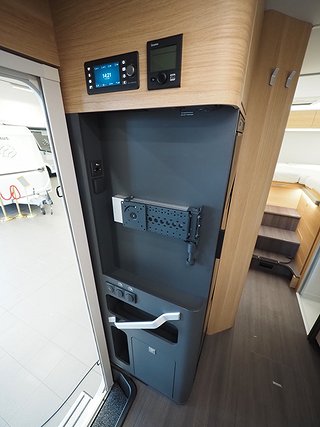 Husbil-halvintegrerad Adria Matrix 670 SL 11 av 23