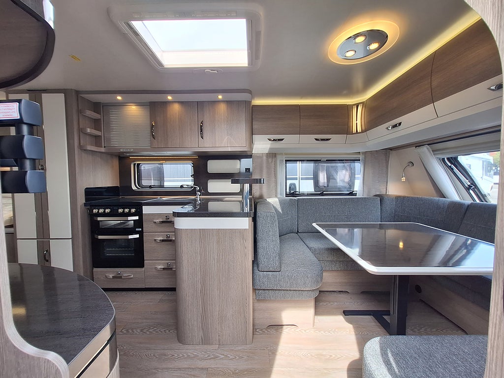 Hobby Prestige 720 WQC Queenbädd, Dusch, Kampanjprodukt!