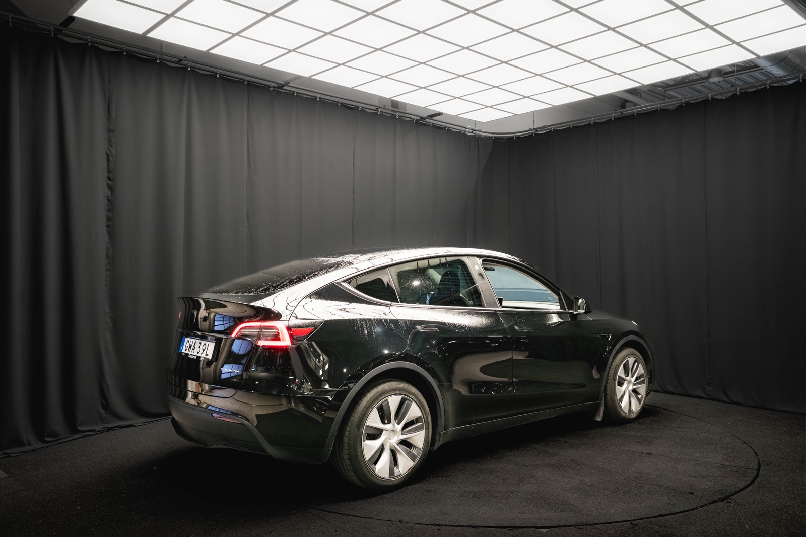 Tesla Model Y Long Range AWD DRAG PANO KAMERA 94.2%SoH 1-ÄGARE MOMS 2024 - miniatyr 7