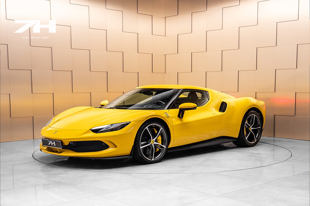 Ferrari 296 GTB / 1.äg / P-Display / Carbon / Nyservad / 