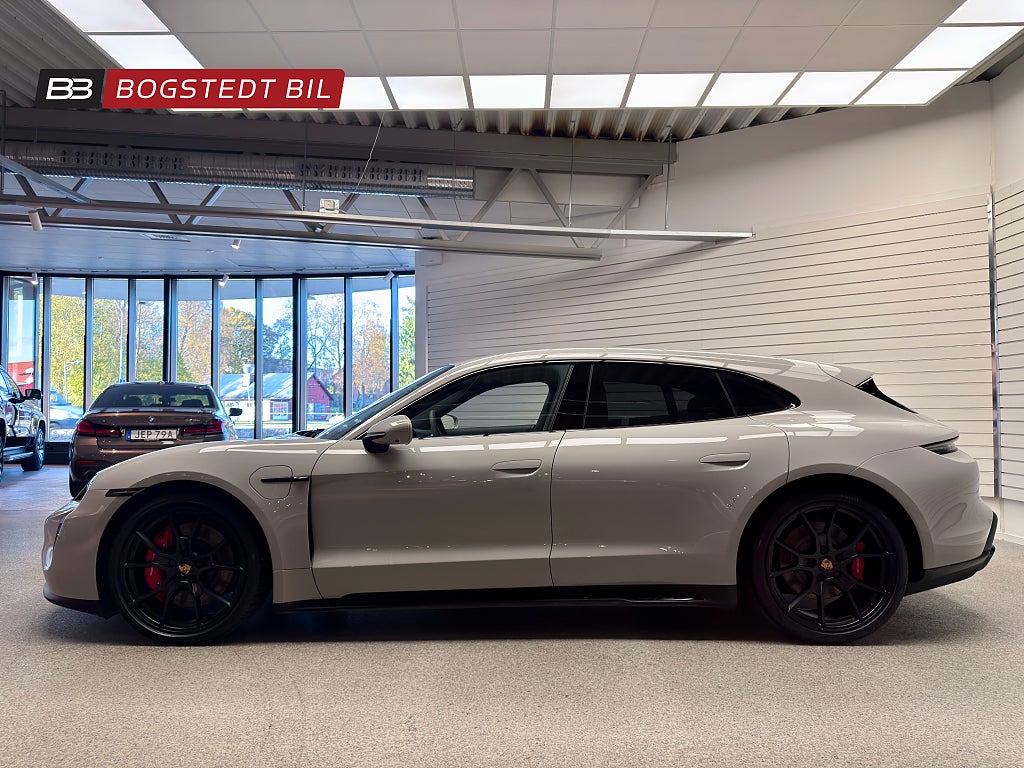 Porsche Taycan GTS Sport Turismo | Kolfiberpaket | 18-vägs | Race-Tex