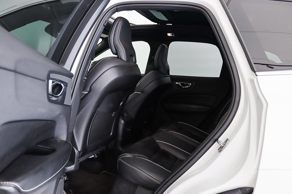 Volvo XC60 Recharge T8 AWD R-Design Lounge Pano Värmare Drag