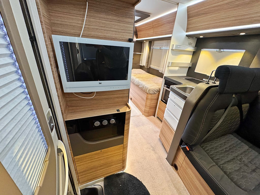 Adria Sonic I 700 SLT Enkelsängar Toa bak 4400 kg