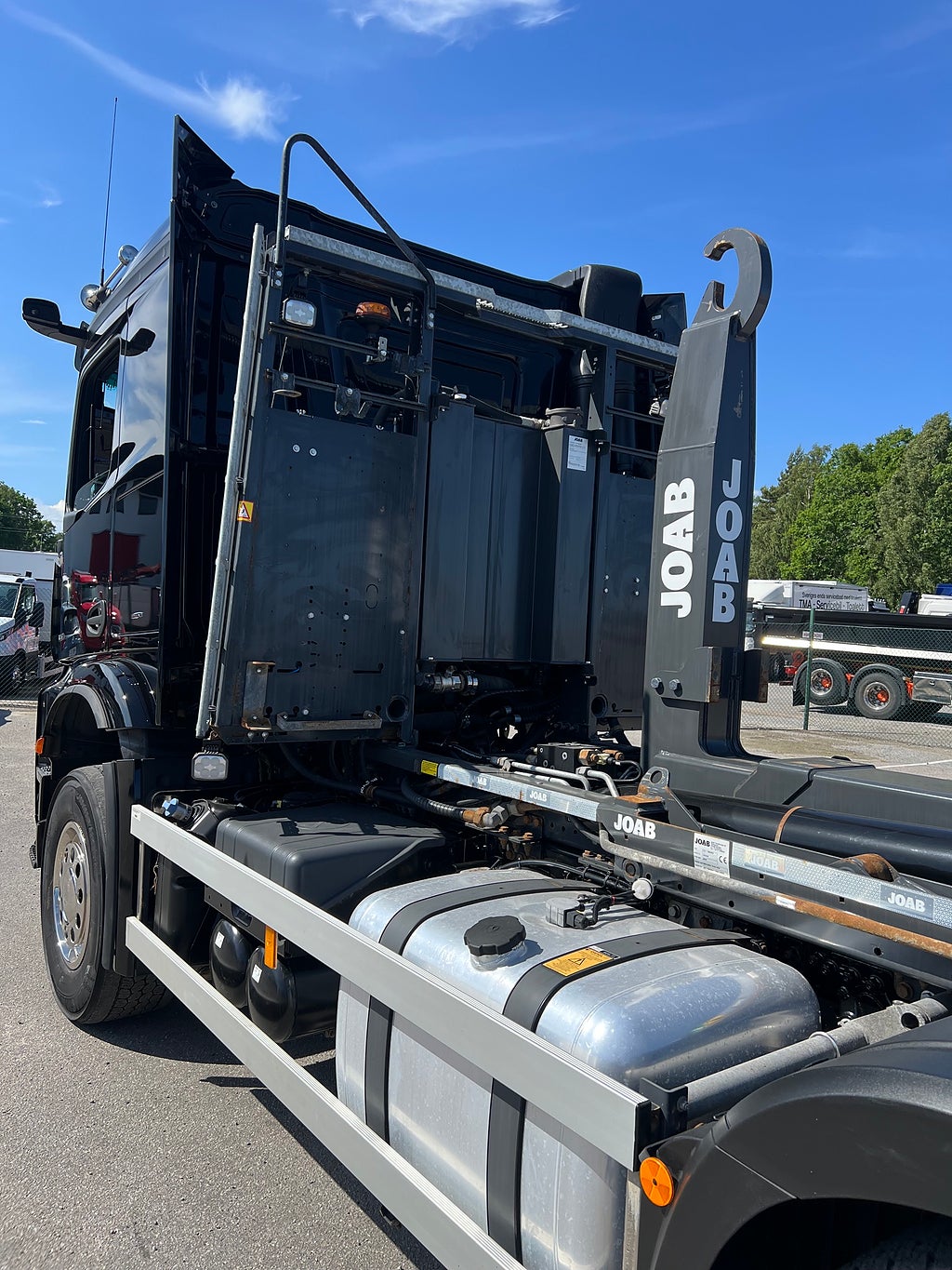 Mercedes-Benz Arocs 3251 Tridem Lastväxlare, Fullt Plogutrustad