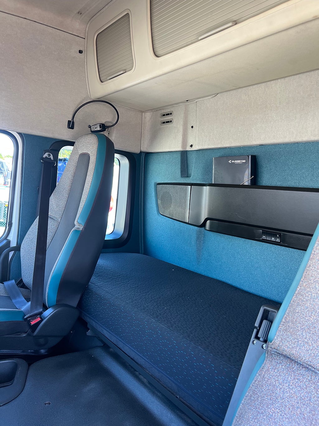 Volvo FM 410 6x2 Skåpbil, Öppningsbarsida, Bussbygg, Värmare