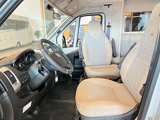 Husbil-halvintegrerad Adria Coral 670 SLT Supreme 35 av 37