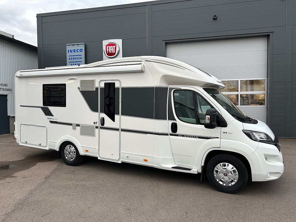 Adria MATRIX 670 SLT Låga långbäddar toalett bak, Ac bodel