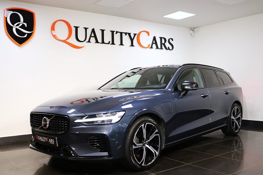Volvo V60 Recharge T8 AWD Plus Dark / B-kamera/ Moms 