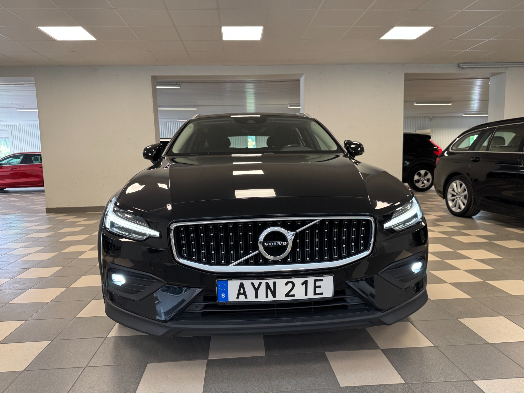 Volvo V60 Cross Country B4 AWD 2021, photo 2/40