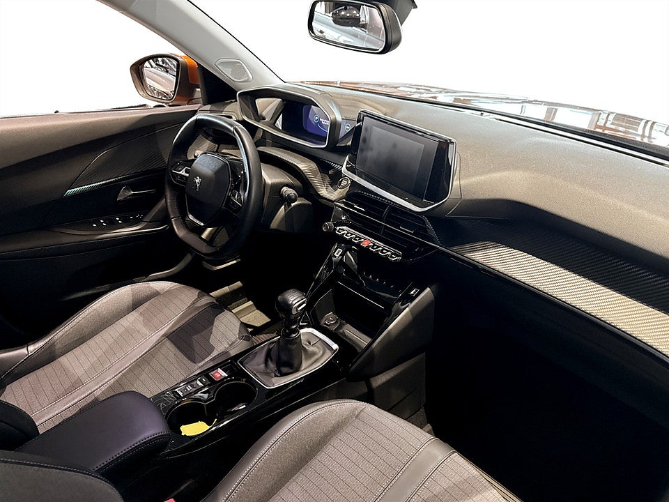 Bild på Peugeot 2008 Allure Pack 1.2 PT 130hk B-KAMERA CARPLAY