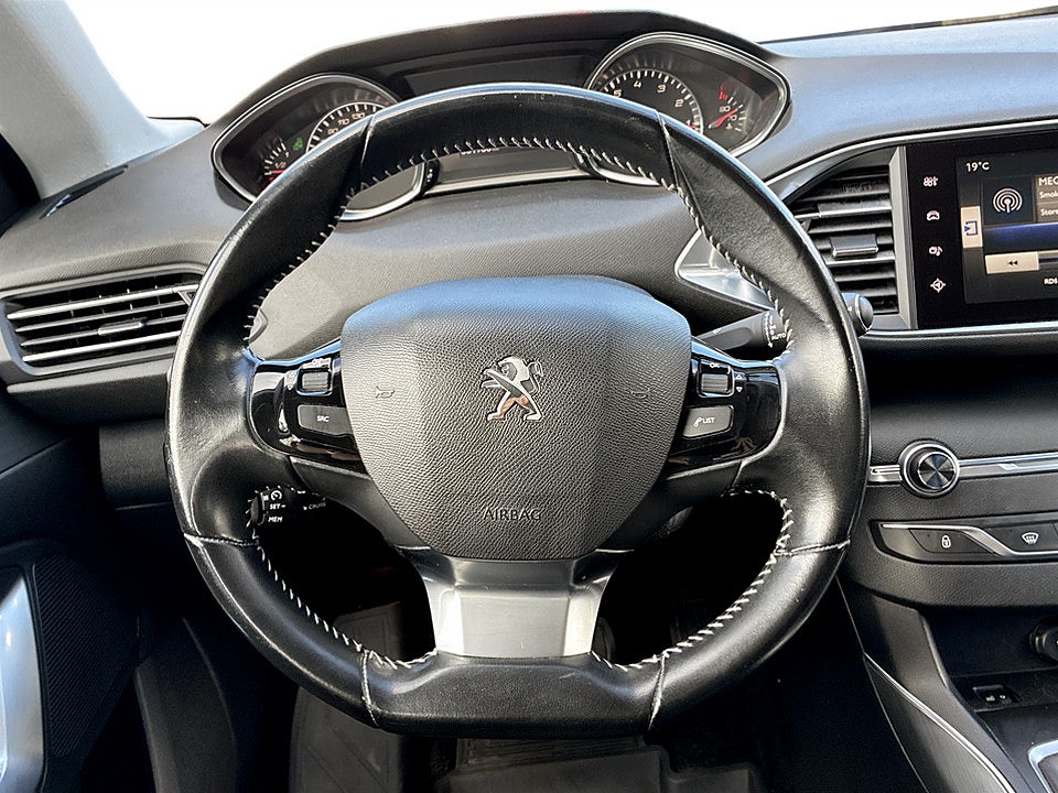 Bild på Peugeot 308 5D Allure 1.2 PT 130hk P-SENSORER DRAG