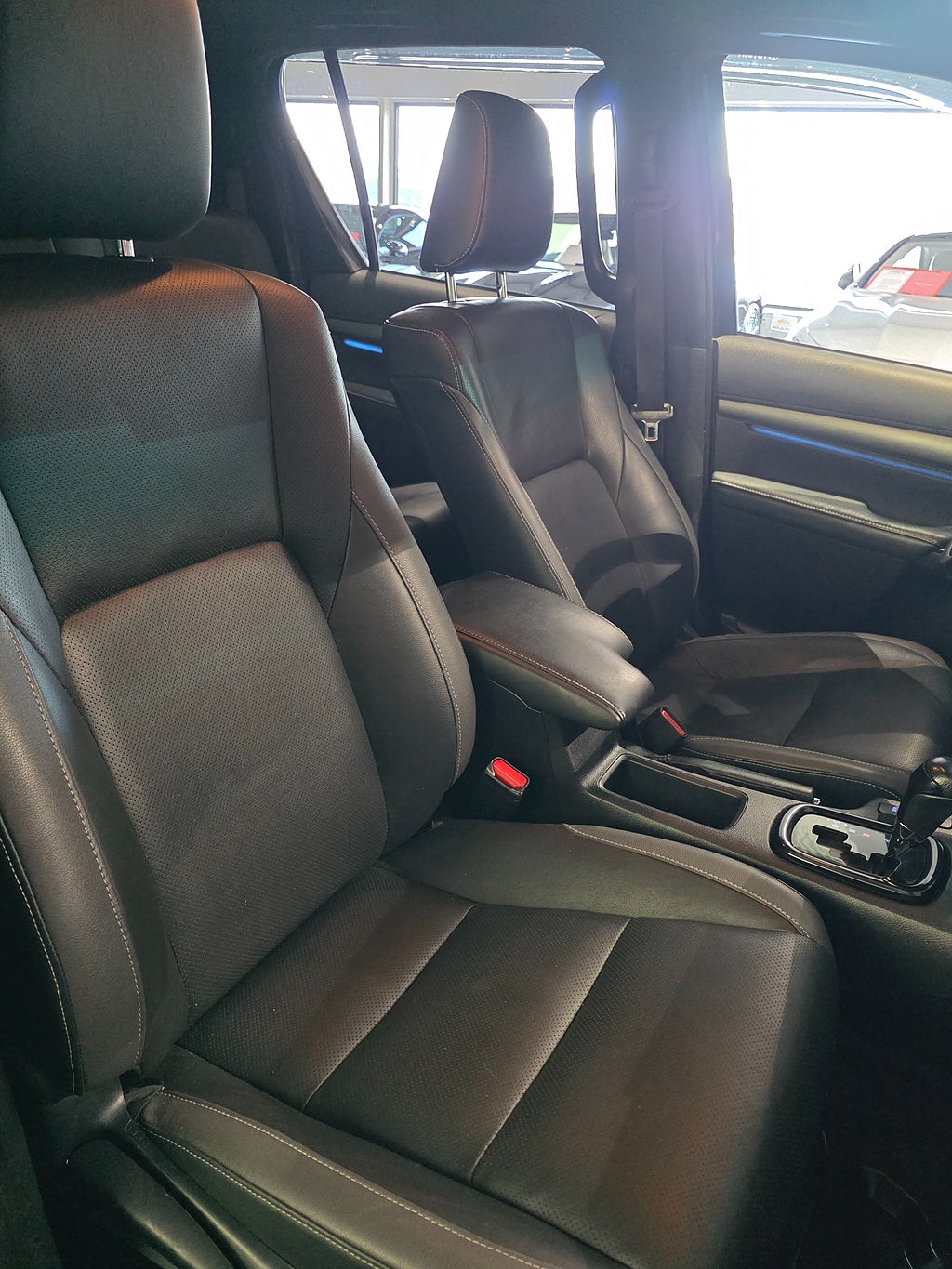 Toyota Hilux Dubbelhytt 2.8 4WD Invincible Euro 6 - bild 12