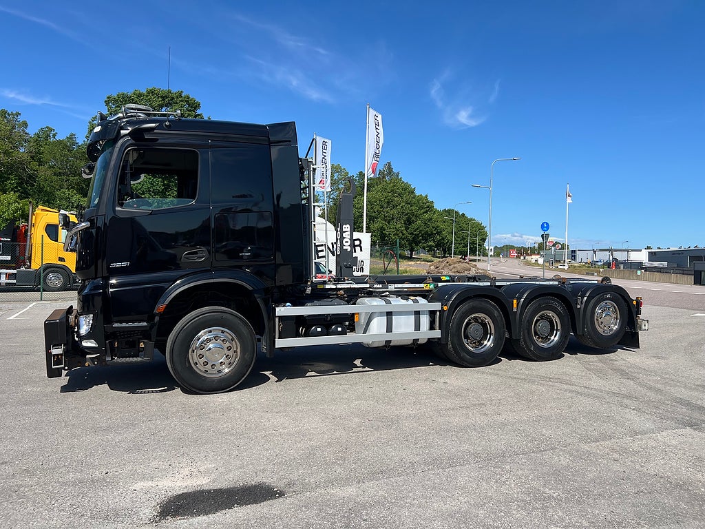 Mercedes-Benz Arocs 3251 Tridem Lastväxlare, Fullt Plogutrustad