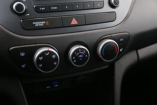 Halvkombi Hyundai i10 17 av 19