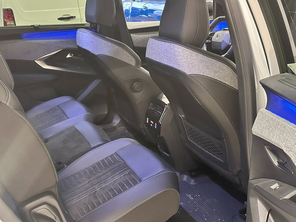 Peugeot E-5008 GT 73 kWh 7-säten Dragkrok, Elbaklucka, B-kam, Navi thumbnail