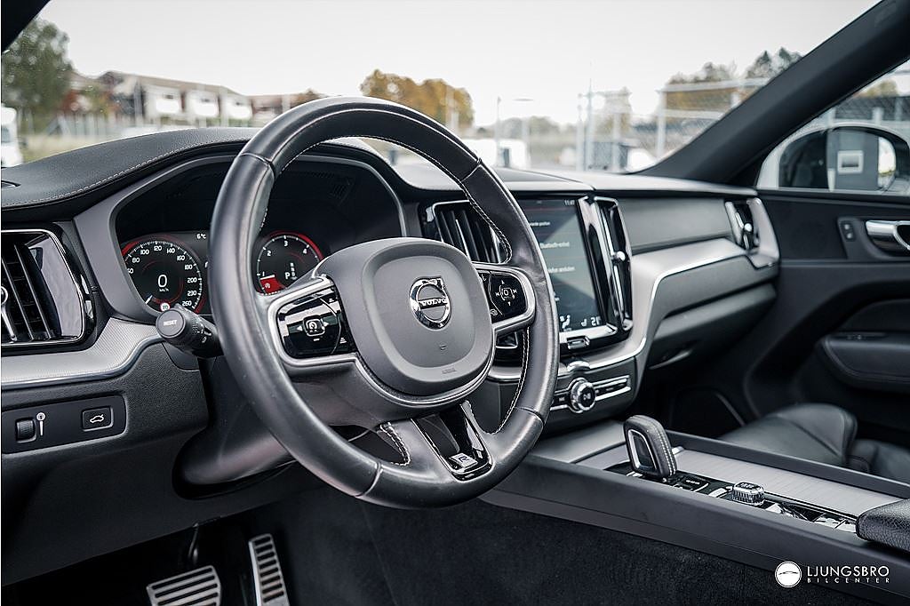 Volvo XC60 B4 AWD R-Design / Drag / Pano / 360 / HUD