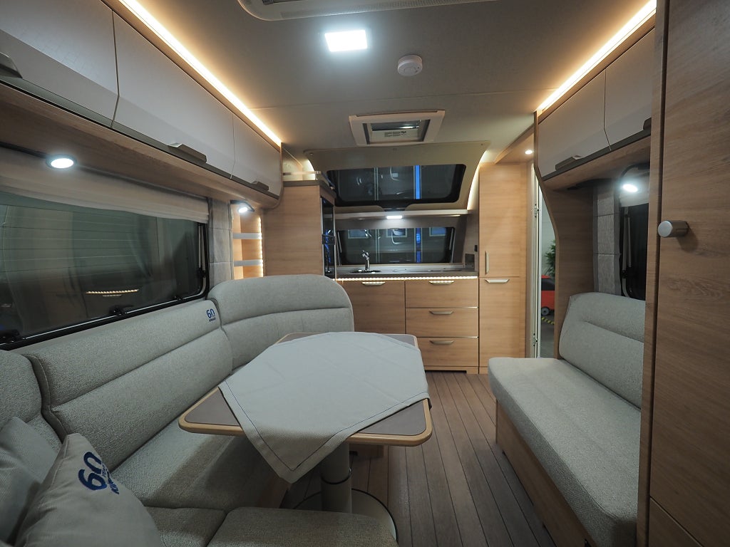 Knaus Südwind 650 PEB 60 Year  ALDE I Framkök I Långbädd