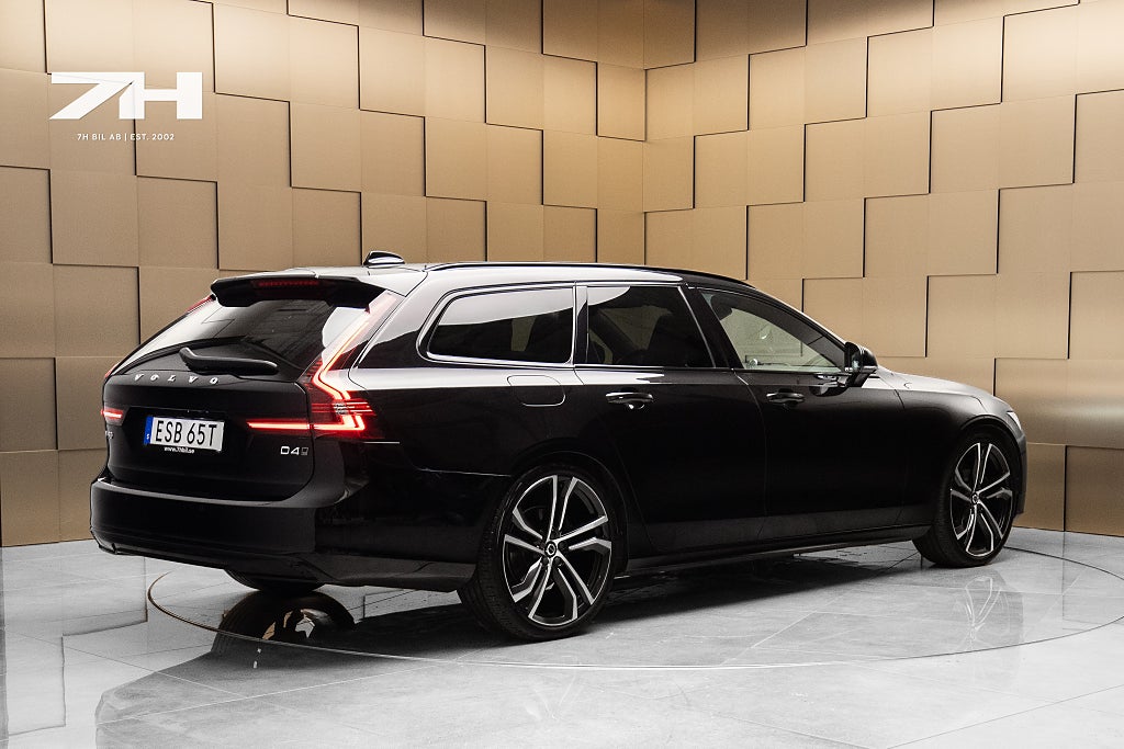 Volvo V90 D4 AWD R-Design / B&W / 360° / Pano / HuD / Drag