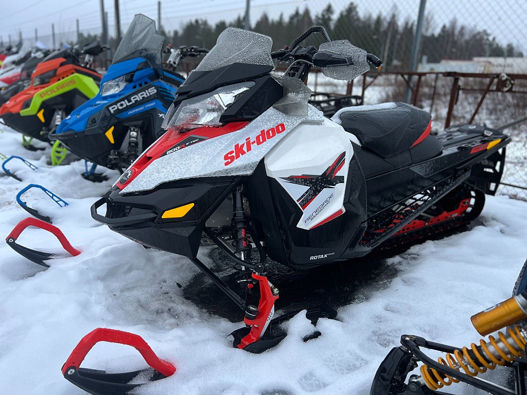 Ski-Doo Renegade 800 XRS -DUBBELDYNA MEDFÖLJER