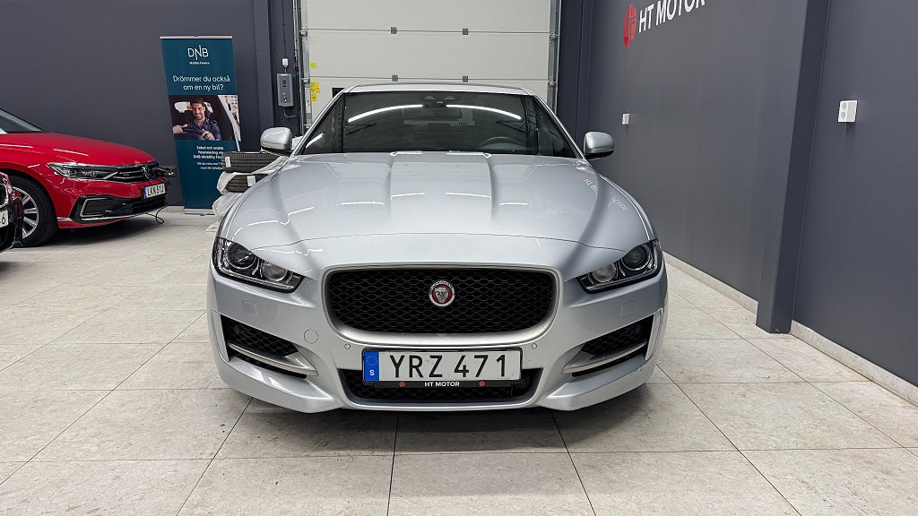 Jaguar XE 20t R-Sport/ 4.99%/Värmare/Backkamera/Taklucka/Cockpit