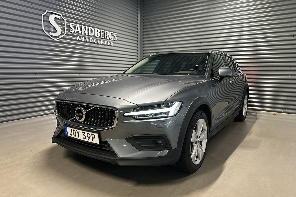 Volvo V60 Cross Country B4 AWD Momentum 360-kam Navi Värmare Keyless Drag Eu6