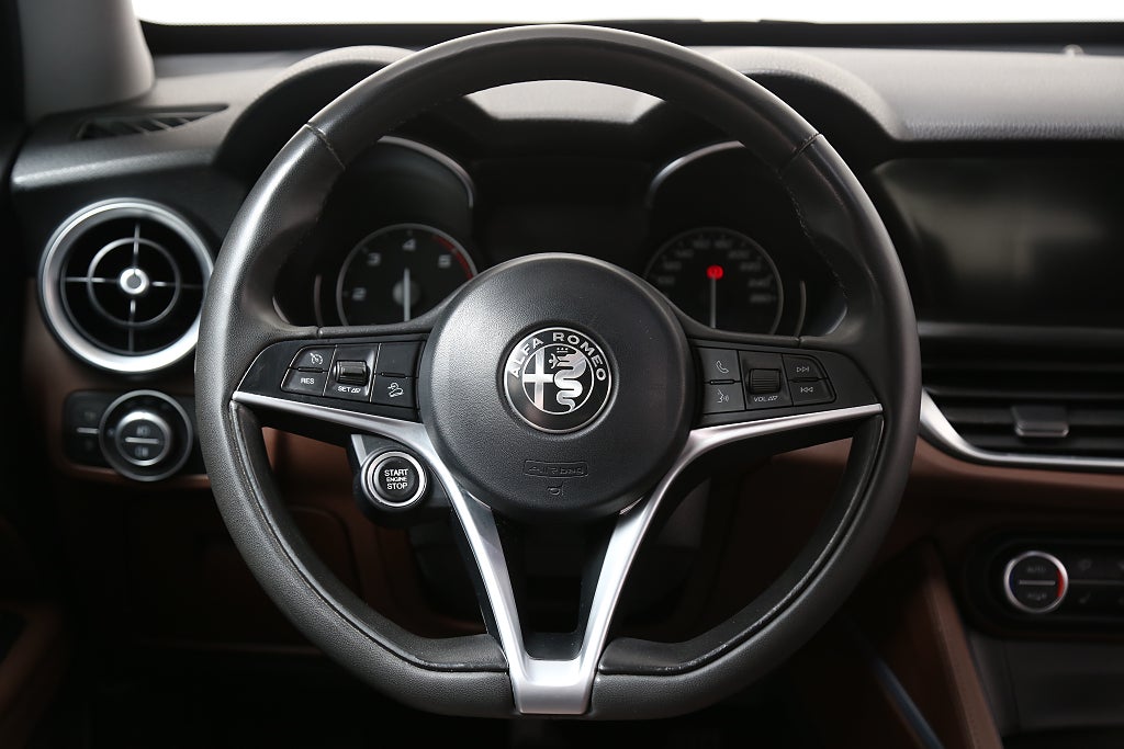 Alfa Romeo Stelvio 2,2 JTD 16V Q4 210hk Aut Webasto Dragkrok 2017