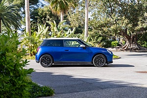 blå mini cooper på parkering