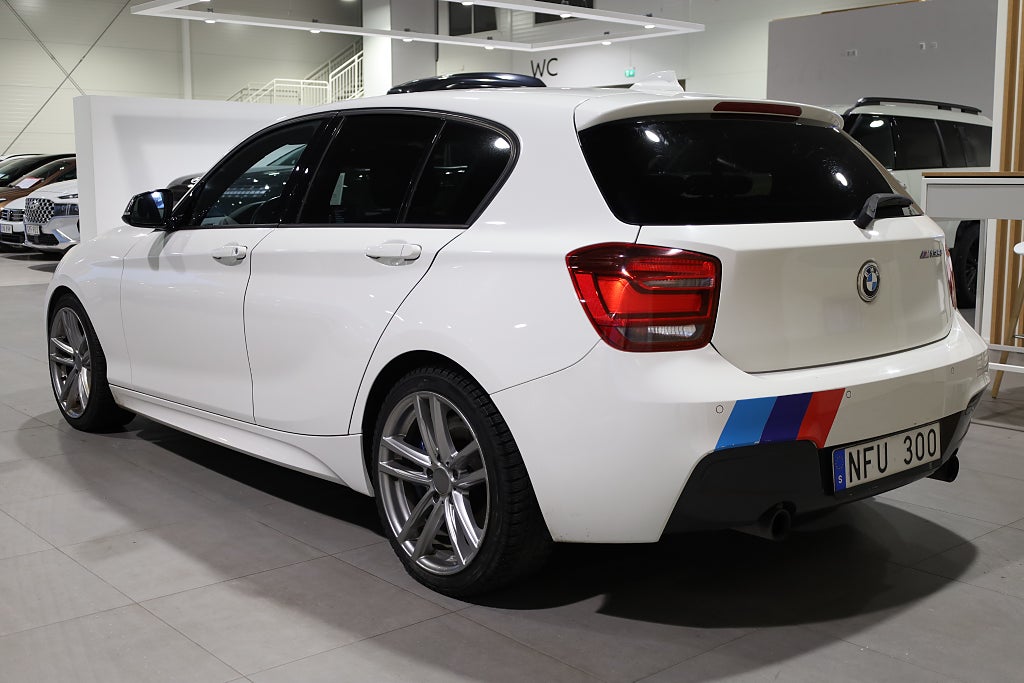 BMW M135i AUT M-Sport 320hk H&K Läder Blåtand Nyservad