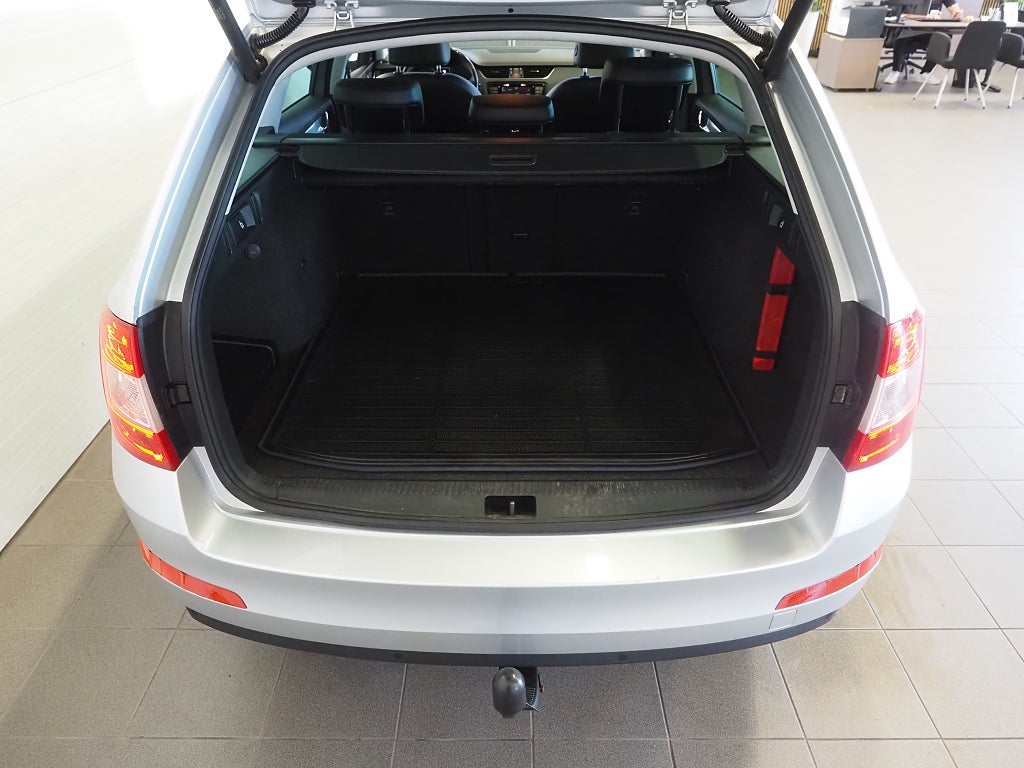 Skoda Octavia Kombi 1.4 TSI 150hk Premium Värmare Drag B-Kam 2017