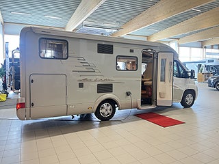 Husbil-halvintegrerad Hymer T 674 SL 3 av 30