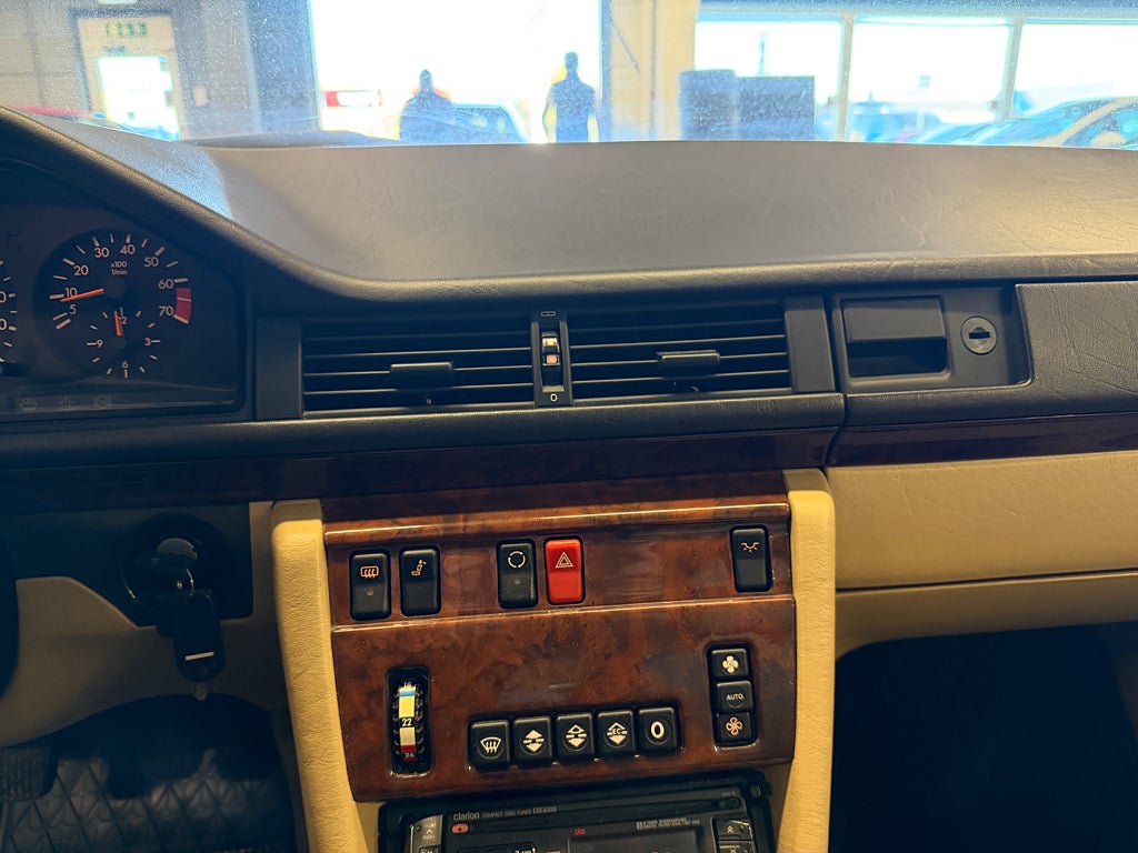 Mercedes-Benz 300 1990 - miniatyr 24