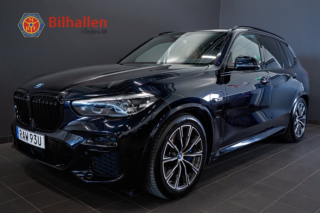 BMW X5 xDrive45e M Sport Pano HUD 360° Kamera Navi Elstol Drag
