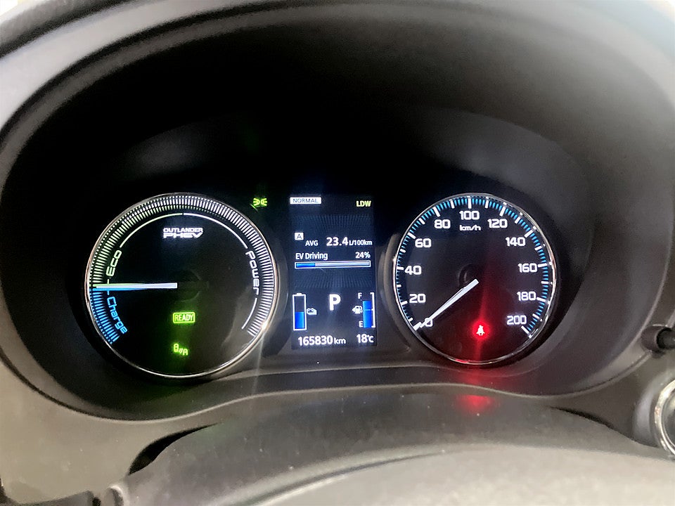 Bild på Mitsubishi Outlander S-Edition PHEV 203hk Aut 4WD TAKLUCKA B-KAMERA DRAG