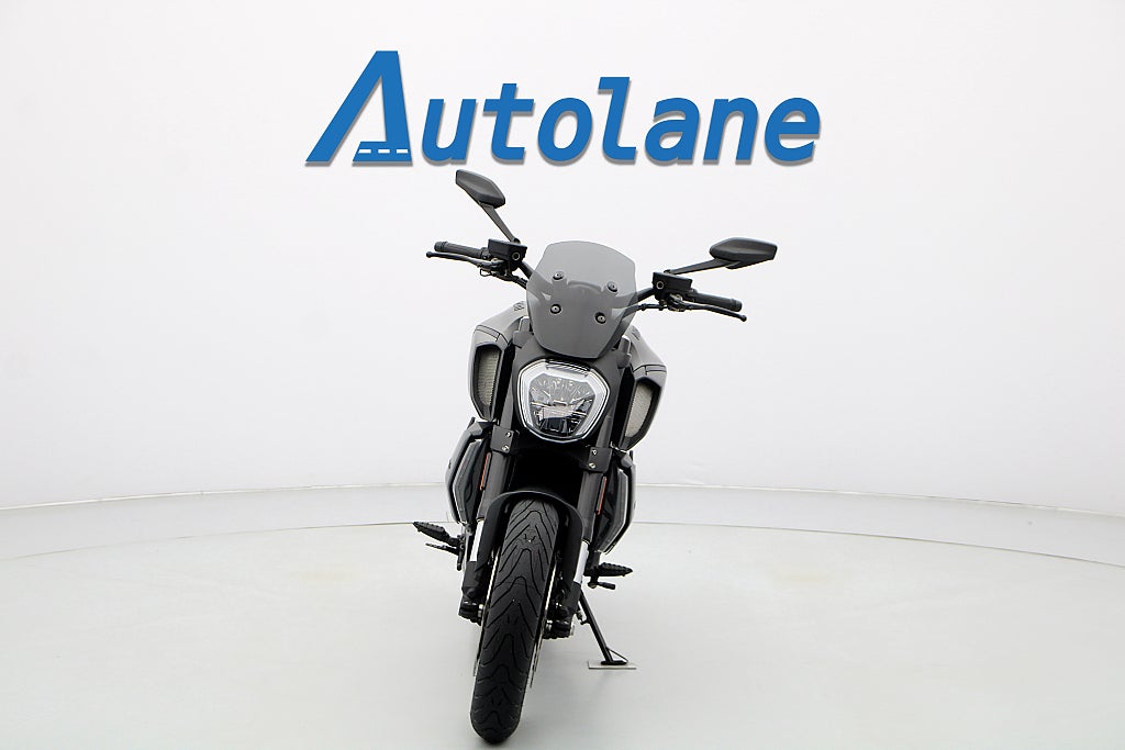 Ducati Diavel 1260 *Nyservad Nya däck *