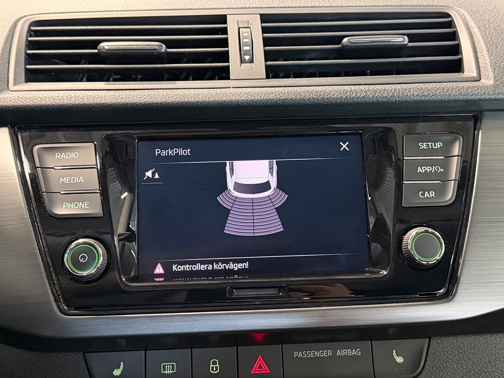 Skoda Fabia 1.0 TSI Dragkrok Carplay Sensorer Farthållare bild 15