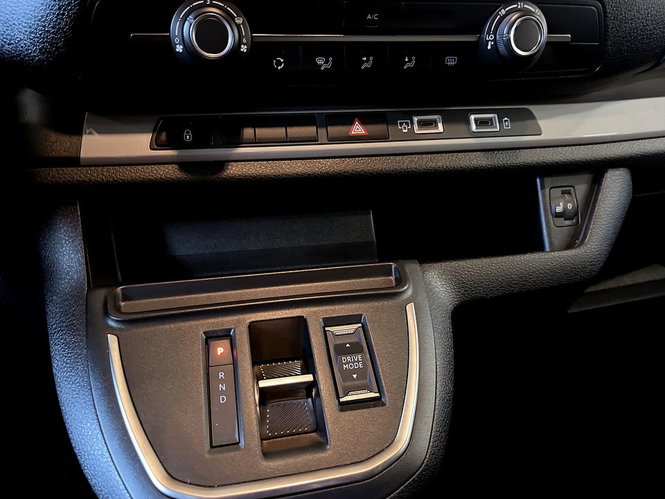 Bild på Citroën SpaceTourer ST PLUS 2.2 BHDi 180hk Aut B-KAMERA NAV