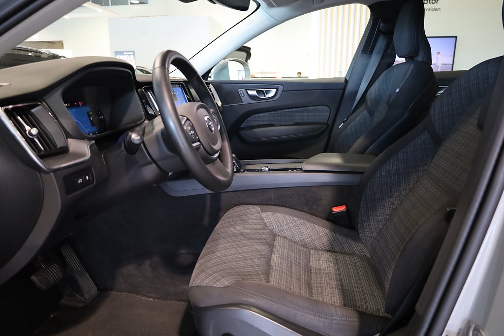 Volvo XC60 Recharge T6 AWD Geartronic Core Edition Drag Navi Moms