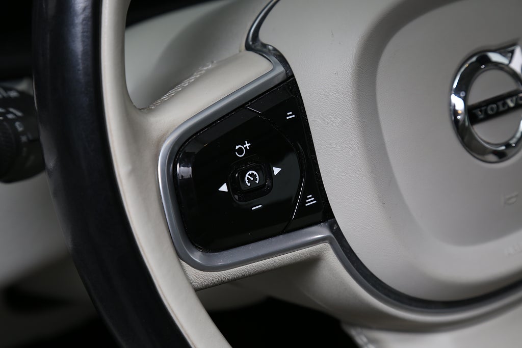 Volvo XC60 Recharge T6 Inscription AWD Pano Skinn Orrefors Drag