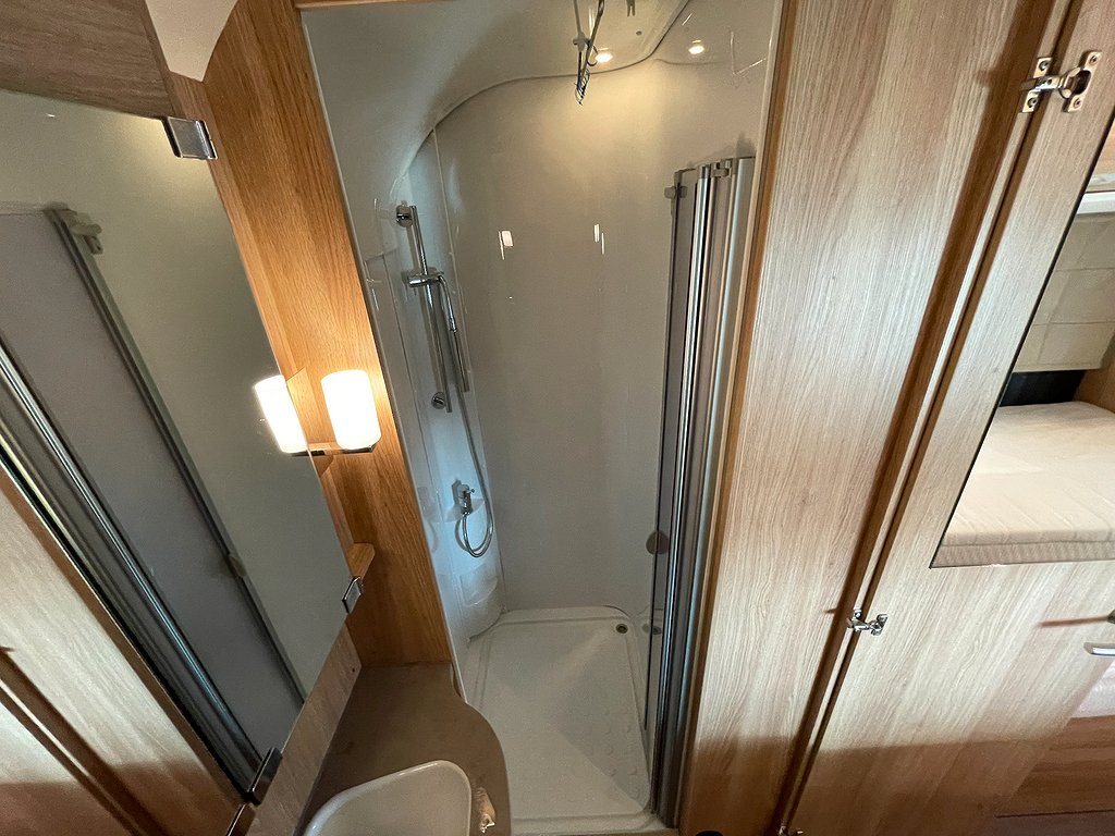 Knaus Sky TI 700 MEB /Hyd-stöd/AC bodel/Solcell/Badrum bak - Knaus