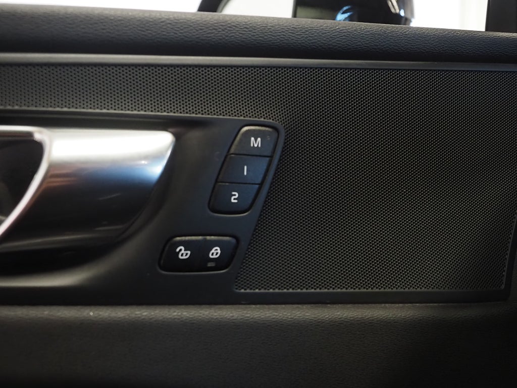 Volvo XC60 Recharge T6 AWD Inscription Pano Drag VOC Kamera Läder 2021