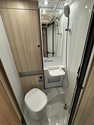 Husbil-halvintegrerad Sun Living S72DC AUT Queen! Clesana & Hydr stödben! 14 av 22