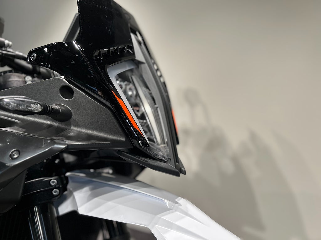KTM 890 SMT /Techpack / Endast 671 mil / Nya däck