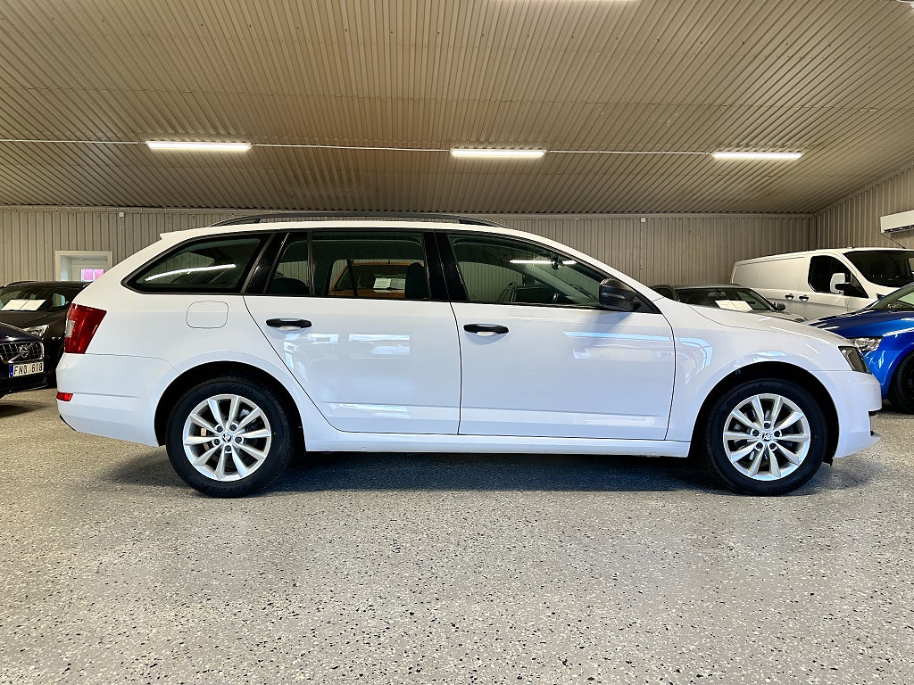 Skoda Octavia Kombi 1.6 TDI Euro 6 Nybesiktigad Nyservad Kamrem bytt