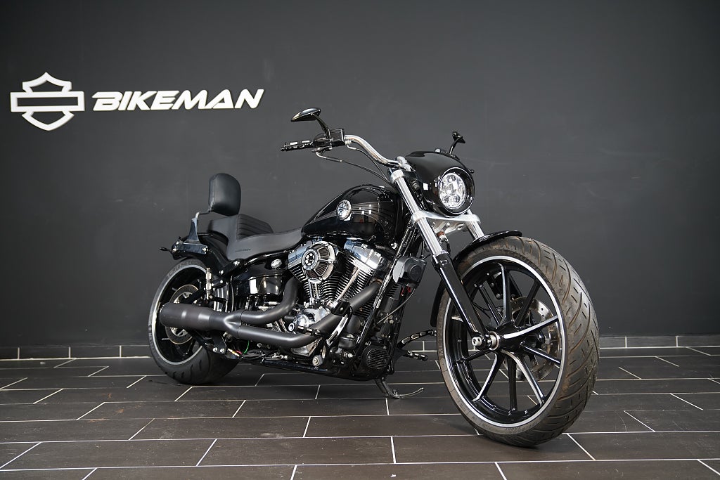 Harley-Davidson FXSB Breakout Stage 4 Vance & Hines