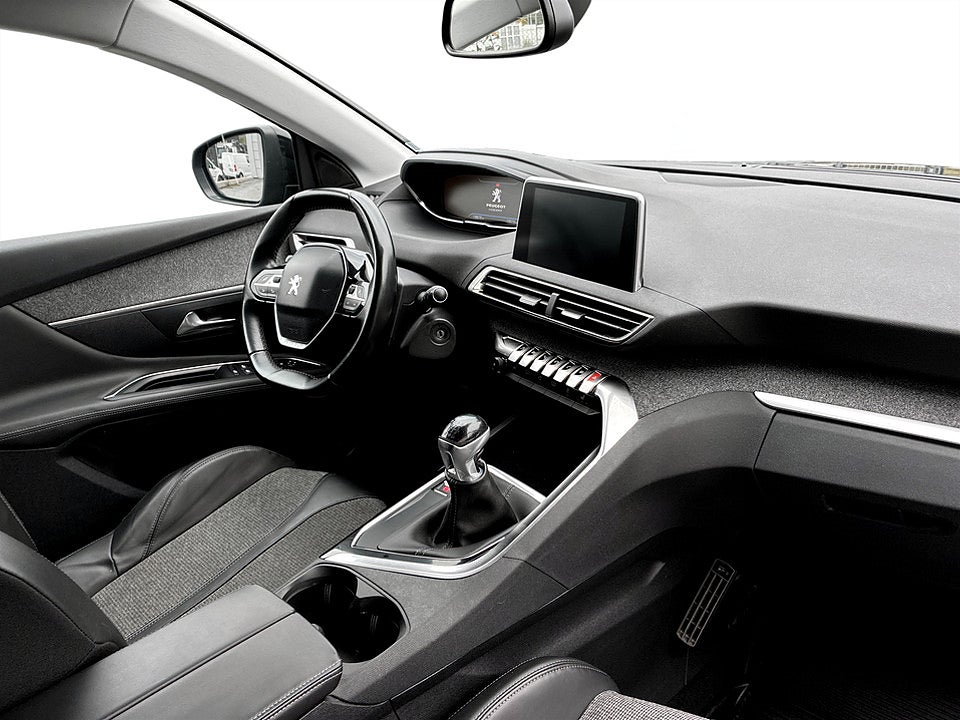 Bild på Peugeot 3008 Allure 1.2 PT 130hk DRAG P-SENSORER
